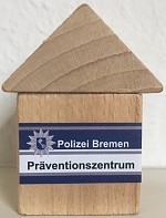 Zeigt ein Haus aus 2 Bauklötzen mit einem Aufkleber Polizei Bremen Präventionszentrum versehen
