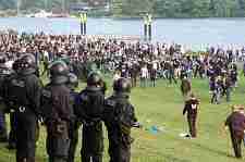 Dieses Bild zeigt Polizeivollzugsbeamte bei einem eschlossen Einsatz der Polizei anlässlich eines Fußballspieles