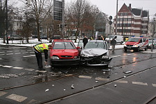 Mehrere beschädigte Fahrzeuge auf einer Kreuzung 