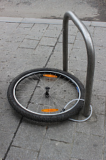 Reifen , der an einem Fahrradständer angeschlossen ist, der Rest des Fahrrades fehlt