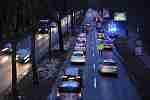 Dieses Bild zeigt die Polizei bei einer Verkehrsunfallaufnahme auf einer zweispurigen Straße innerhalb Bremens