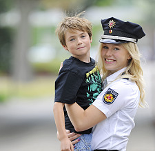 Polizeibeamtin mit Kind