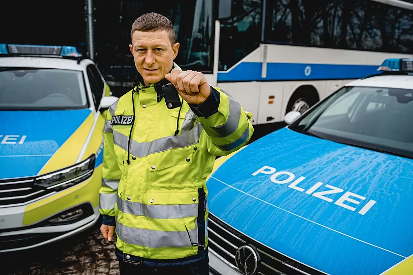 Foto von Fahrzeugen der Polizei Bremen und eines Mitarbeiters aus dem Bereich Fuhrparkmanagement