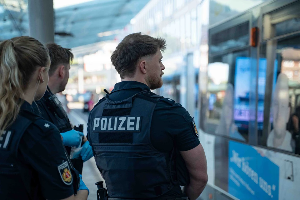 Polizei kontrolliert an Haltestellen und Bahnh&ouml;fen