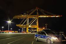 Streifenwagen im Hafen Bremerhavens bei Nacht