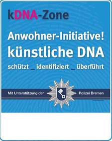 Straßenschild mit dem Schriftzug kDNA-Zone, Anwohner-Initiative! Künstliche DNA, schützt, identifiziert und überführt mit Unterstützung der Polizei Bremen