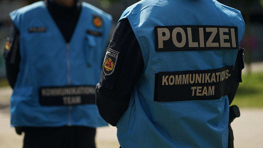 Auf dem Bild sind die blauen Westen der KommTeams zu sehen