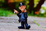 Bild zeigt eine lustige Spielfigur eines Polizisten in Uniform