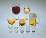 Abbildung zeigt verschiedene Gläser gefüllt mit Alkohol