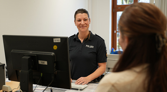 Auf dem Foto ist zu sehen, wie eine Polizisten eine Anzeige aufnimmt.