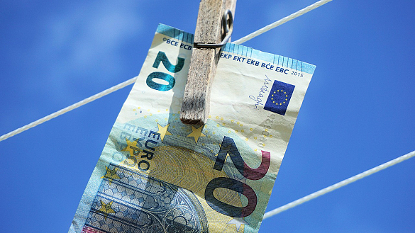 20 Euro Banknote hängt an einer Wäscheleine 