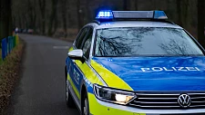 Streifenwagen mit Blaulicht auf einer Straße