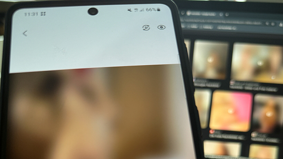 Handydisplay mit verschwommenem Foto, das eine nackte Silhouette erahnen lässt 