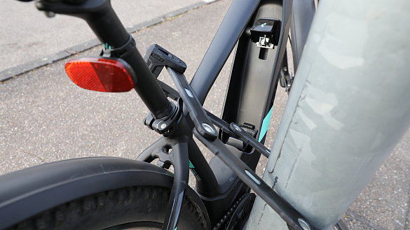 E-Bike an einem Laternenmast mit Faltschloss gesichert 