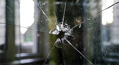 Loch in einer Fensterscheibe 