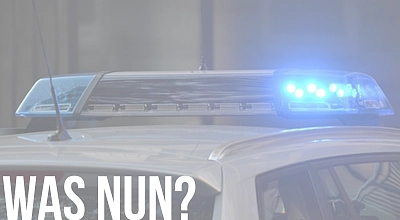 Formulierung Was nun? vor einem Streifenwagen