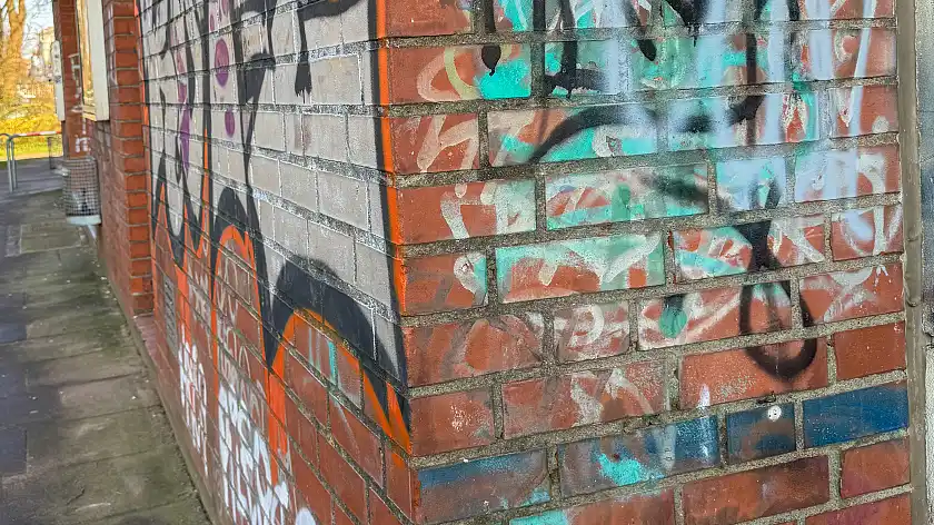 Hauswand mit mehreren Graffitis 