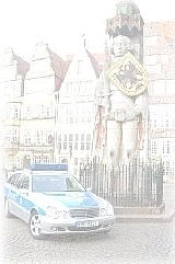 Streifenwagen vor dem Bremer Roland