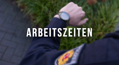 Auf dem Foto ist ein Teil eines Armes in einem Polizeihemd zu sehen. Am Handgelenk ist eine Uhr zu sehen
