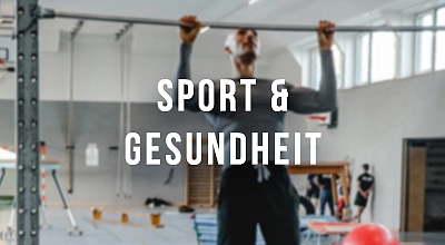 Auf dem Foto ist ein Mann zu sehen, der einen Klimmzug macht