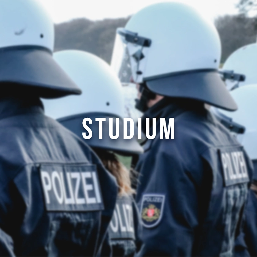 Auf dem Foto ist ein Polizist in einem Einsatzanzug zu sehen