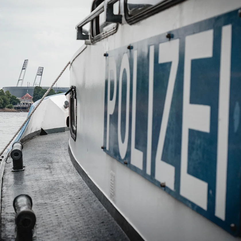 Hier sehen Sie das Polizeiboot "Bremen 6" vor dem Weserstadion