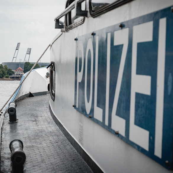 Hier sehen Sie das Polizeiboot "Bremen 6" vor dem Weserstadion