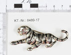 Asservat 1.10: Brosche in Form eines silbernen Tigers, schwarz gestreift