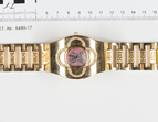Asservat 1.2: goldene Armbanduhr, rosa und mit Steinen besetztes Zifferblatt, Ziffernfolge RM auf dem Metallarmband