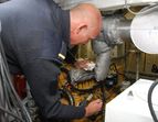 Beamte der Wasserschutzpolizei beim technischen Dienst -Bildquelle: Nordseezeitung