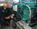 Beamte der Wasserschutzpolizei beim technischen Dienst -Bildquelle: Nordseezeitung
