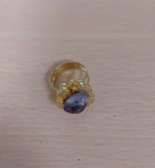 Ring in gold mit blauem Stein.