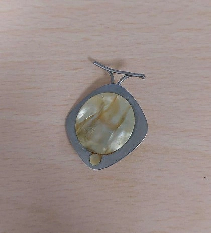 Gestohlener Schmuck in silber.