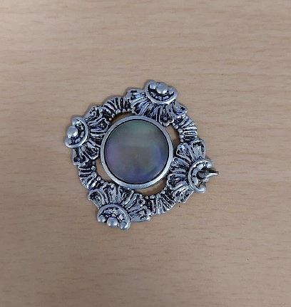 Brosche in silber.