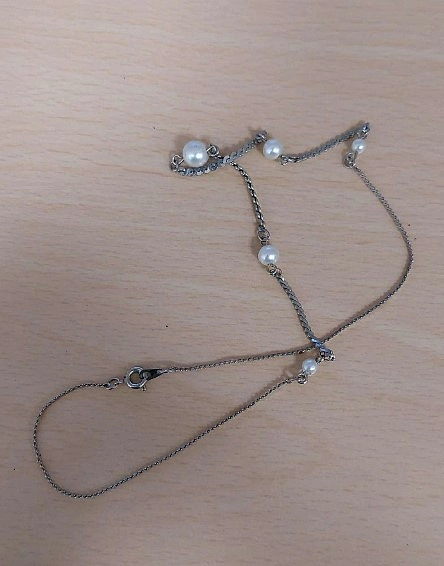 Kette in silber mit wei&szlig;en Perlen.
