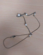 Kette in silber mit weißen Perlen.