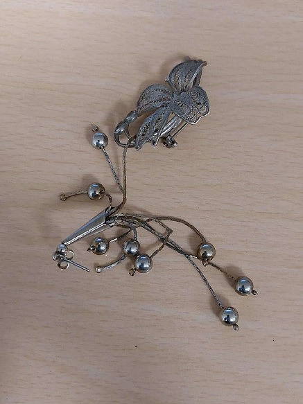 Brosche in silber.