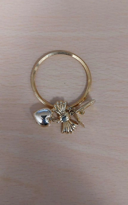 Goldener Schmuck.