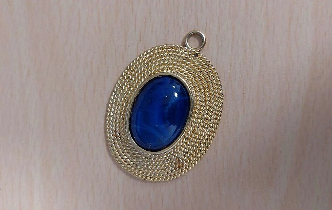 Anh&auml;nger in gold und blau.