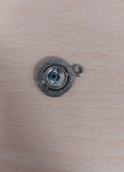 Anh&auml;nger in silber mit einem Auge in der Mitte.