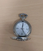 Taschenuhr in silber mit weißem Ziffernblatt.
