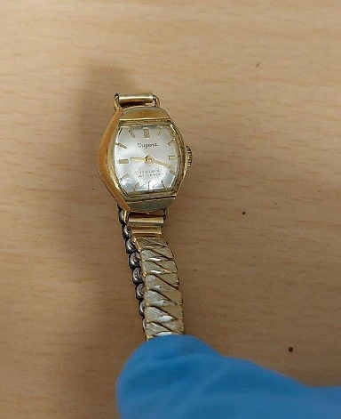 Armbanduhr in gold.