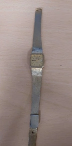 Armbanduhr in silber.