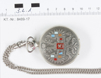 Asservat 3.2: Vorderseite einer Taschenuhr mit Wappen, mit rot, blau, beigen Elementen