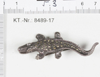Asservat 5.3: ein silberner Alligator/Krokodil als Brosche mit Steinbesatz