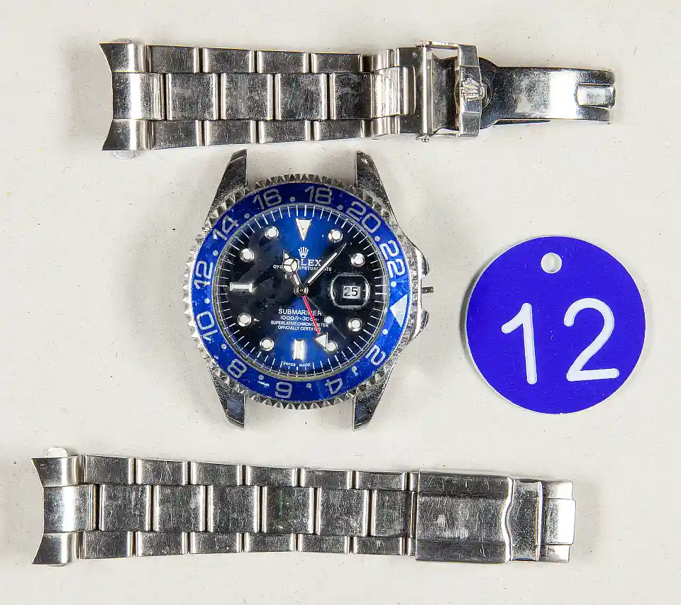 Abbildung einer mutma&szlig;lich gestohlenen Uhr 