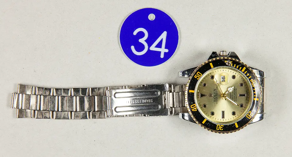 Abbildung einer mutma&szlig;lich gestohlenen Uhr 