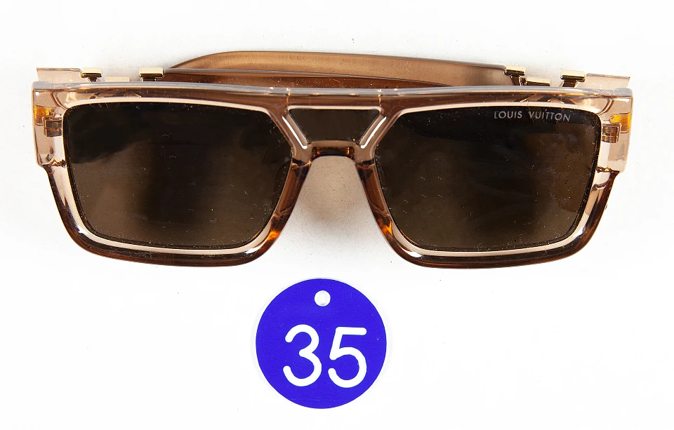 Abbildung einer mutma&szlig;lich gestohlenen Sonnenbrille Vorderansicht