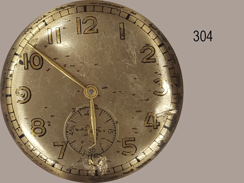 Asservat 304: Zifferblatt einer Uhr ohne Markenbezeichnung