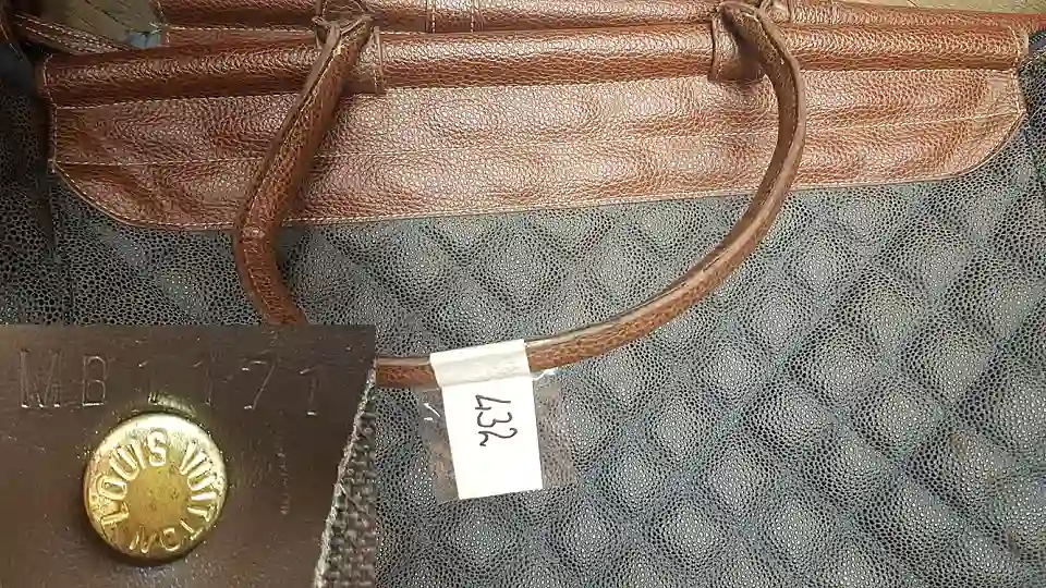 Asservat 432: Tasche Louis Vuitton / MB 1171 eingestanzt neben dem Verschlu&szlig;knopf